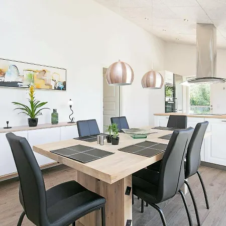 Three-bedroom Holiday In 4 * Strandby