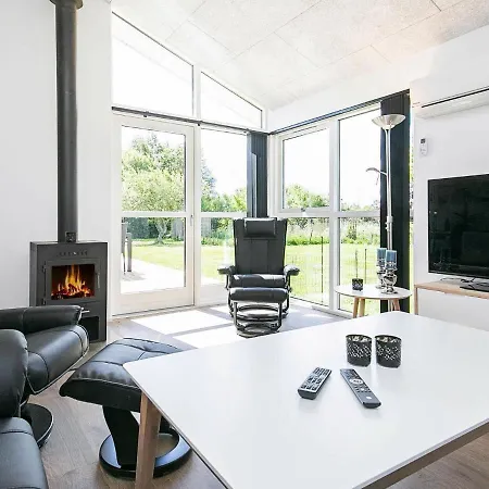 Three-bedroom Holiday In 4