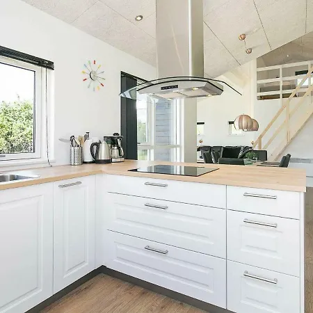 Three-bedroom Holiday In 4 * Strandby