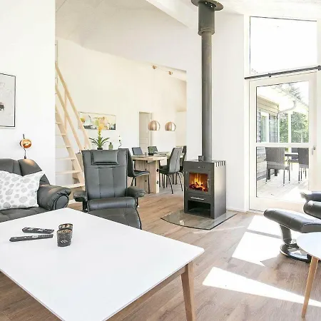 Three-bedroom Holiday In 4 * Strandby